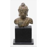 Buddha-Büste.Bronze mit Alterspatina. Thailand, 15. Jh. Auf späterem Holzsockel montiert. H. 7