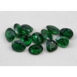 Zwölf Tsavorite (grüne Granate), zus. 5 ct.Unterschiedliche Schliffformen. Kräftiges Dunkelgrün.