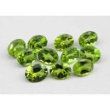 Elf Peridote, zus. 24,85 ct.Oval facettiert. Teils natürliche Einschlüsse, wenige min. best.- - -