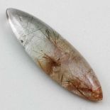 Bergkristall mit Mineraleinschlüssen, 81,68 ct.Lang gestrecktes, spitzovales Cabochon. Nadelige