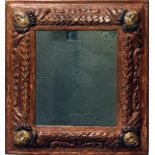 Barocker Spiegel mit Puttoköpfen (18. Jh.).Holz, geschnitzt und polychrom gefasst, altes