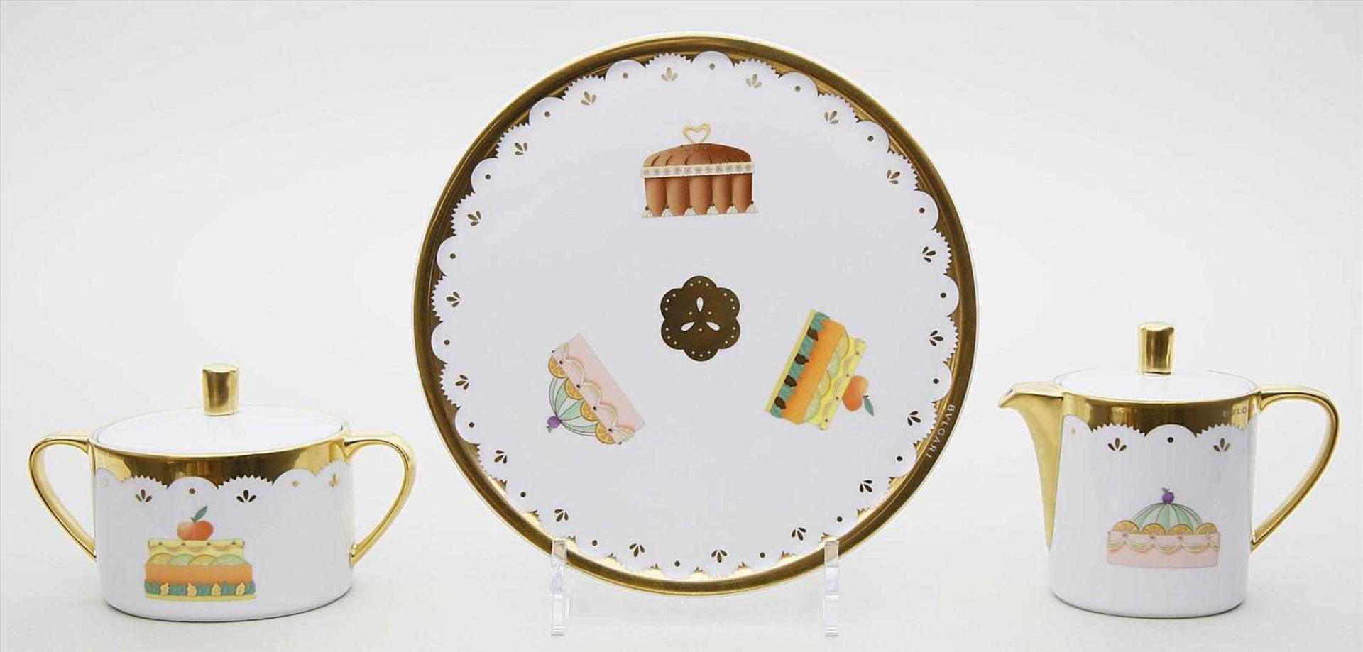 Kuchenplatte auf Fuß, Gießer und Dose, BVLGARI.Porzellan. Farbiges Dekor "Dolci Deco", mit poliertem