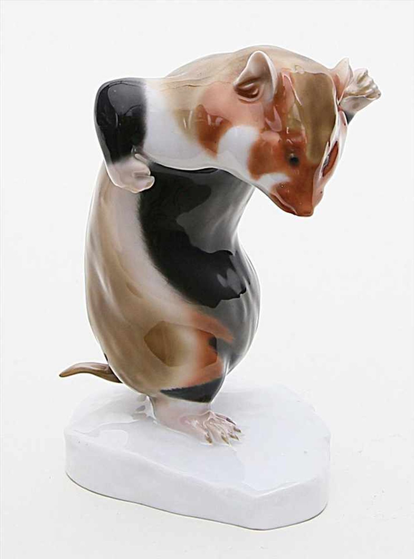 Skulptur eines rennenden Hamsters.Farbige Unterglasurbemalung. Form-Nr. 6802. Grüne Stempelmarke