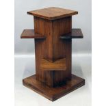 Art Deco-Etagere.Hölzernes Gestell, furniert. Alters- und Gebrauchsspuren, Furniert partiell