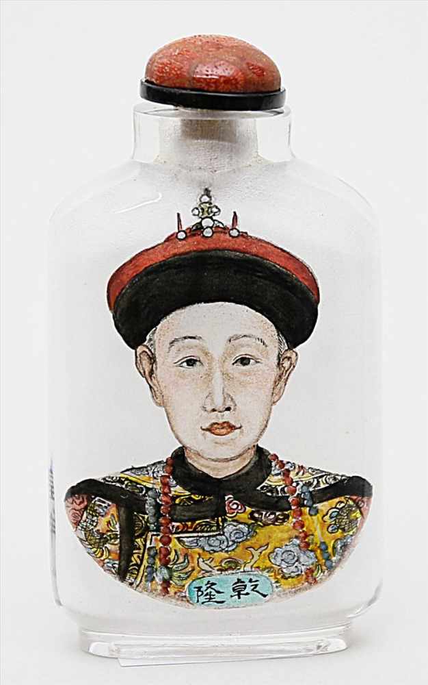 Snuffbottle mit Porträt des Kaisers Qianlong.Glas. Rechteckig mit abgeschrägten Schultern.