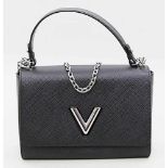 Tasche "TWIST GM", Louis Vuitton.Epi Noir. Versilberte Metallapplikationen, Henkel, Riemen und