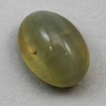 Orthoklas-Katzenauge (Feldspat), 2,46 ct.Ovales, gold-gelbes Cabochon. Beigegeben: Gemological