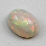 Weißer Opal, 3,9 ct.So genannter "Welo Opal". Ovales Cabochon. Kräftiges, lebendiges Farbenspiel
