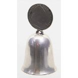 Tischglocke.800/000 Silber, 104 g. Glatte Glocke mit montiertem, bayerischen Madonnentaler von