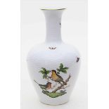 Vase, Herend.Balusterform mir Korbrelief. Bunte Bemalung "Rothschild", Goldränder. Stempelmarke