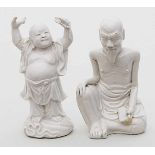 Luohan und Budai, Blanc de Chine.Weiß glasiertes Porzellan. a) Sitzender, bärtiger Luohan (Buddha-