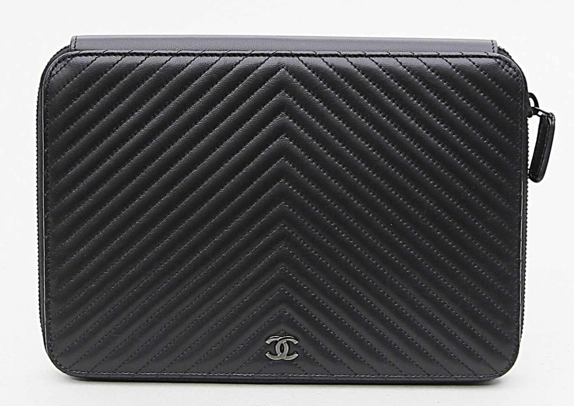 Etui, Chanel.Schwarzes, gestepptes Lammleder mit kleinem CC- Monog. Innenaufteilung ähnelt einem