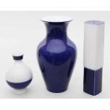 Drei Vasen, KPM Berlin.Verschiedene Formen. Kobaltblaue Wandungen, einmal marmoriert.
