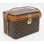 Originaler Louis Vuitton-Schminkkoffer.Aus der Serie "Monogram Canvas". Lederverzierungen.