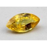 Gelber Saphir, 1,693 ct.Im Navetteschliff facettiert. Farbveredelt. Sri Lanka. Beigegeben: