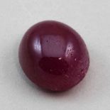 Rubin, 8,2 ct.Leicht ovales Cabochon. Opak, jedoch gute Farbe. Teils unregelmäßig poliert. Burma.- -