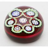 Paperweight, Perthshire.Farbloses Glas. Millefiori-Blumengirlanden, darin sieben Tierdarstellungen