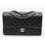 Classic Flap Bag 2005-2006, Chanel.Schwarzes, gestepptes Leder mit doppeltem Überschlag und