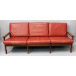 Wikkelsoe, Illum (1919-1999)Dreisitzer-Sofa "Capella". Hölzernes Gestell mit eingelegten, roten
