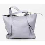 Gretchen- Handtasche.Graue Shopper-Bag aus Kalbsleder mit abnehm- und verstellbarem Riemen.