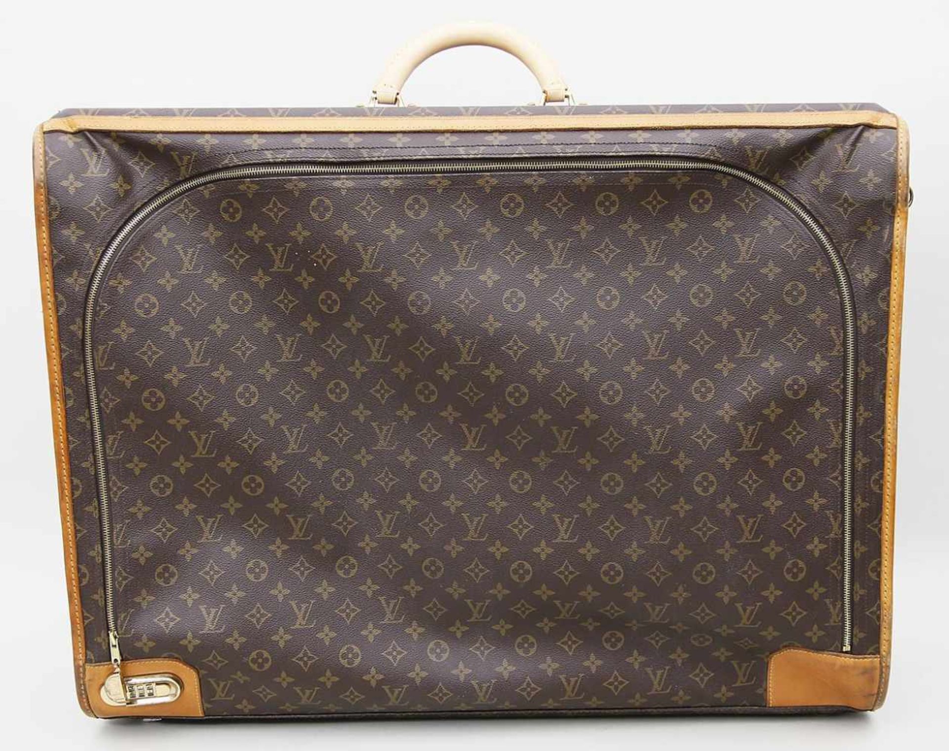 Koffer, Louis Vuitton.Braunes Monogram-Canvas mit braunen Lederbeschlägen. Goldfarbene Hardware. Mit