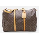 Tasche, Louis Vuitton.Braunes Monogram-Canvas mit Textilinnenfutter. Zwei Henkel und Zierbeschläge