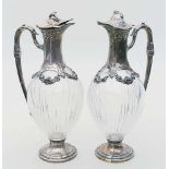 Paar französische Belle Époque-Karaffen.950/000 Silbermontagen mit Bandwerk, Girlanden und