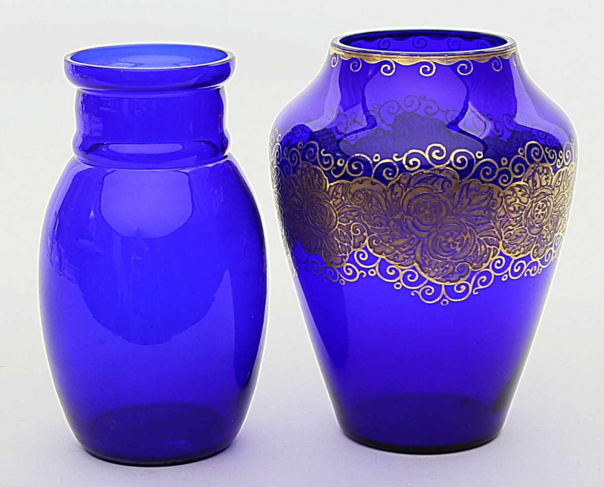Zwei Vasen.Kobaltblaues Glas. Verschiedene Formen. Einmal mit geätzter und vergoldeter (teils