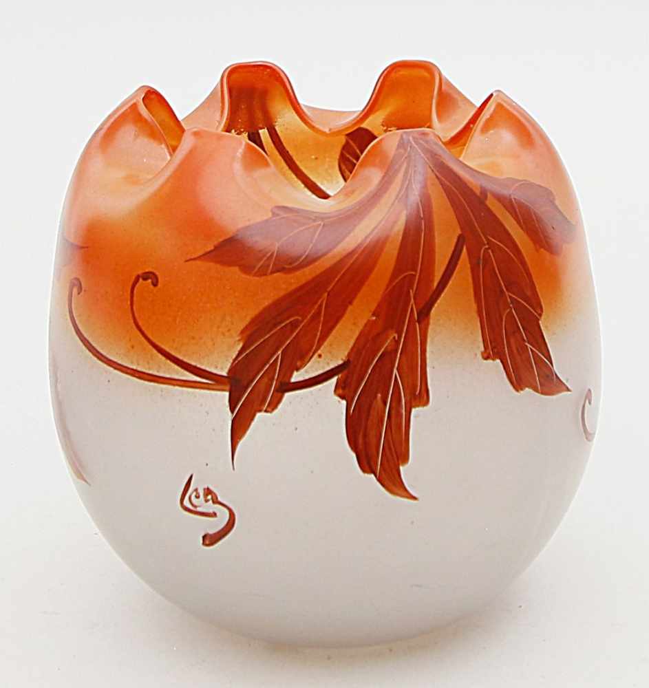 Art Deco-Vase, Legras.Farbloses, matt geätztes Glas. Kugelform mit mehrfach eingezogenem Rand, im - Image 2 of 2