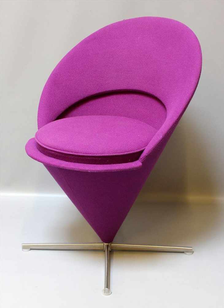 Panton, Verner (1926 Gamtofte Sogn - Kopenhagen 1998)"Cone-Chair" bzw. Tütenstuhl. Drehbares