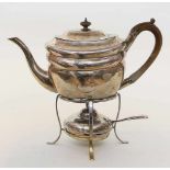 Teekanne, George III.925/000 Sterlingsilber, brutto 392 g. Ovale, godronierte Laibung mit gravierten
