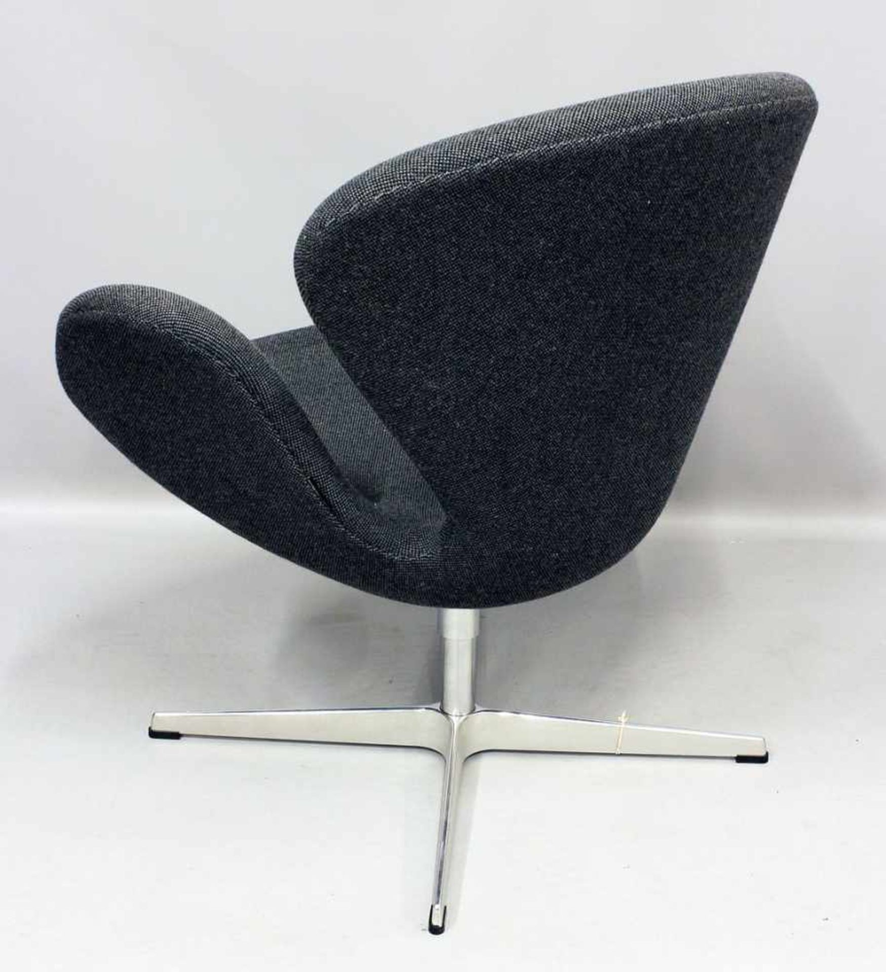 Jacobsen, Arne (1902 Kopenhagen 1971)Lounge-Sessel "Swan Chair". Fußkreuz aus Aluminium, drehbarer - Bild 2 aus 3