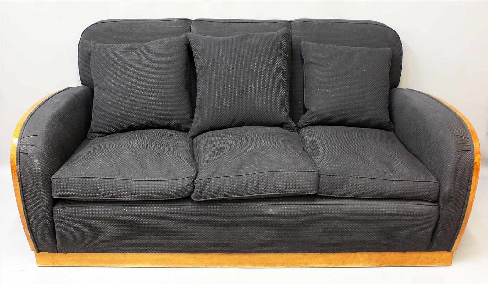 Art Deco-Sofa.Dreisitzer. Korpus aus furniertem Holz, dunkelblauer Textilbezug, drei Kissen. Alters-