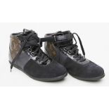 Paar Sneaker "MOVE", Louis Vuitton.Monogram-Canvas und schwarzes Lackleder. L. Tragespuren. Louis