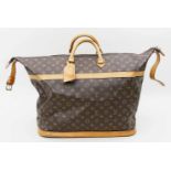 Tasche, Louis Vuitton.Braunes Monogram-Canvas mit goldfarbener Hardware und Besätzen aus Rindsleder.