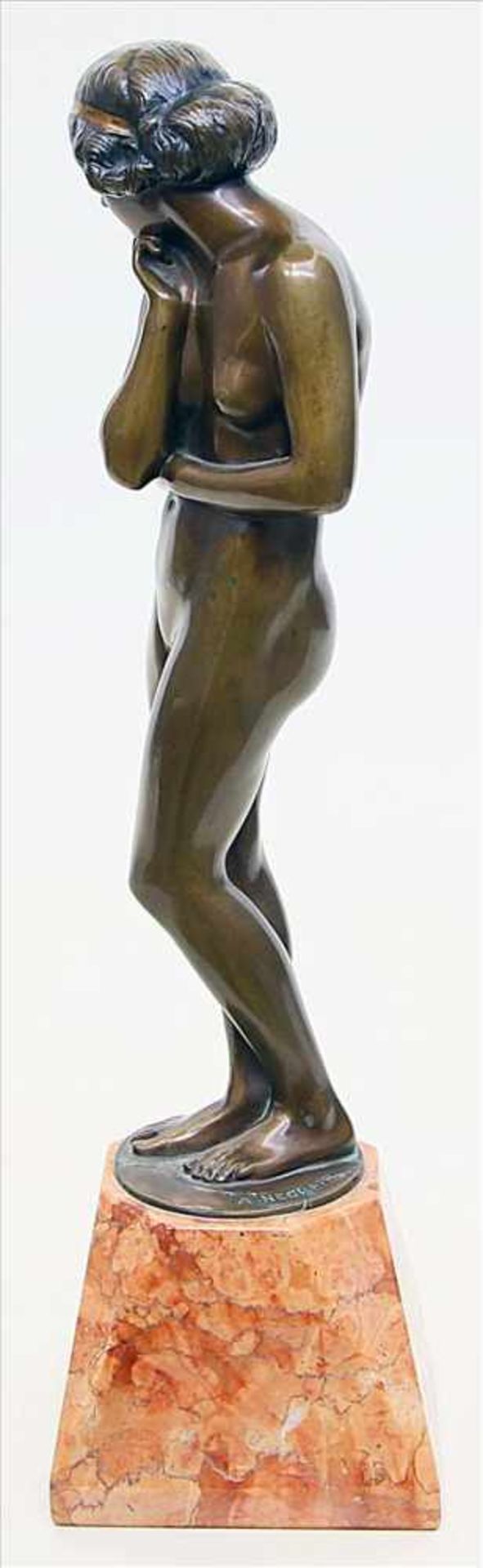 Negretti, Angelo (1881 München 1930)Stehender Mädchenakt. Braun patinierte Bronze. Auf runder - Bild 2 aus 2