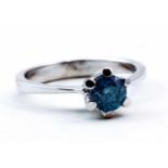 Brillantsolitärring.585/000 WG, brutto 3,3 g. Besetzt mit Brillant, 0,65 ct., blue (behandelt)/pi.