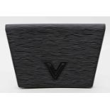 Clutch, Louis Vuitton.Trapezförmige, schwarze Abendtasche aus Epileder. Mit LV-Drehverschluss. Grüne