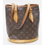 Bucket- Handtasche, Louis Vuitton.Monogram-Canvas mit Lederhenkeln. Einsteckfach innen. Stärkere