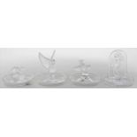 Vier Schalen mit Aufsätzen, Lalique.Farbloses, formgeblasenes, matt geätztes Kristall. Runde Schalen