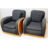 Paar Art Deco-Sessel.Korpus aus furniertem Holz, dunkelblauer Textilbezug, zusätzliche Kissen.