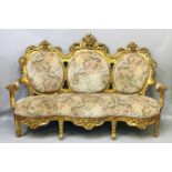 Dreisitzer-Sofa und Satz von vier Armlehnstühlen im Stil Louis XV.Holz/Stuck, vergoldet. Profilierte