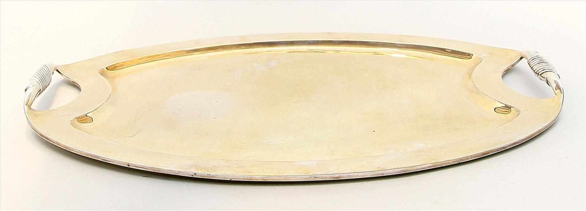 Großes Tablett.925/000 Sterlingsilber, 2.340 g. Oval mit ausgesparten Griffen. L. Kratzer. Mz.