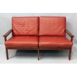 Wikkelsoe, Illum (1919-1999)Zweisitzer-Sofa "Capella". Hölzernes Gestell mit eingelegten, roten