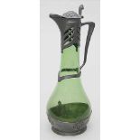 Jugendstil-Kanne.Flaschengrünes Glas. Kolbenform mit teils durchbrochen gearbeiteter und floral