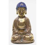 Sitzender Buddha Shakyamuni.Feuervergoldete Bronze, teils berieben, die Haare mit ikonographischer