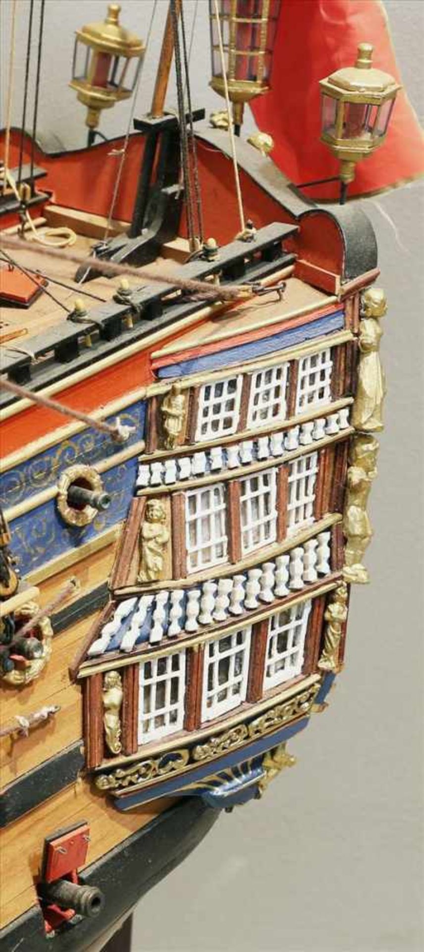 Zurückgezogen.Großes Modellschiff "Queen Charlotte 1789". Holz, farbig gefasst. Detailreiche - Bild 5 aus 5