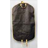 Kleidersack, Louis Vuitton.Monogram-Canvas mit braunem Leder. Vergoldete Metallapplikation und