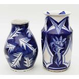 Schleinitz, Max (?-Dresden 1935)Zwei Art Deco-Vasen. Graues Steinzeug mit beiger Glasur.