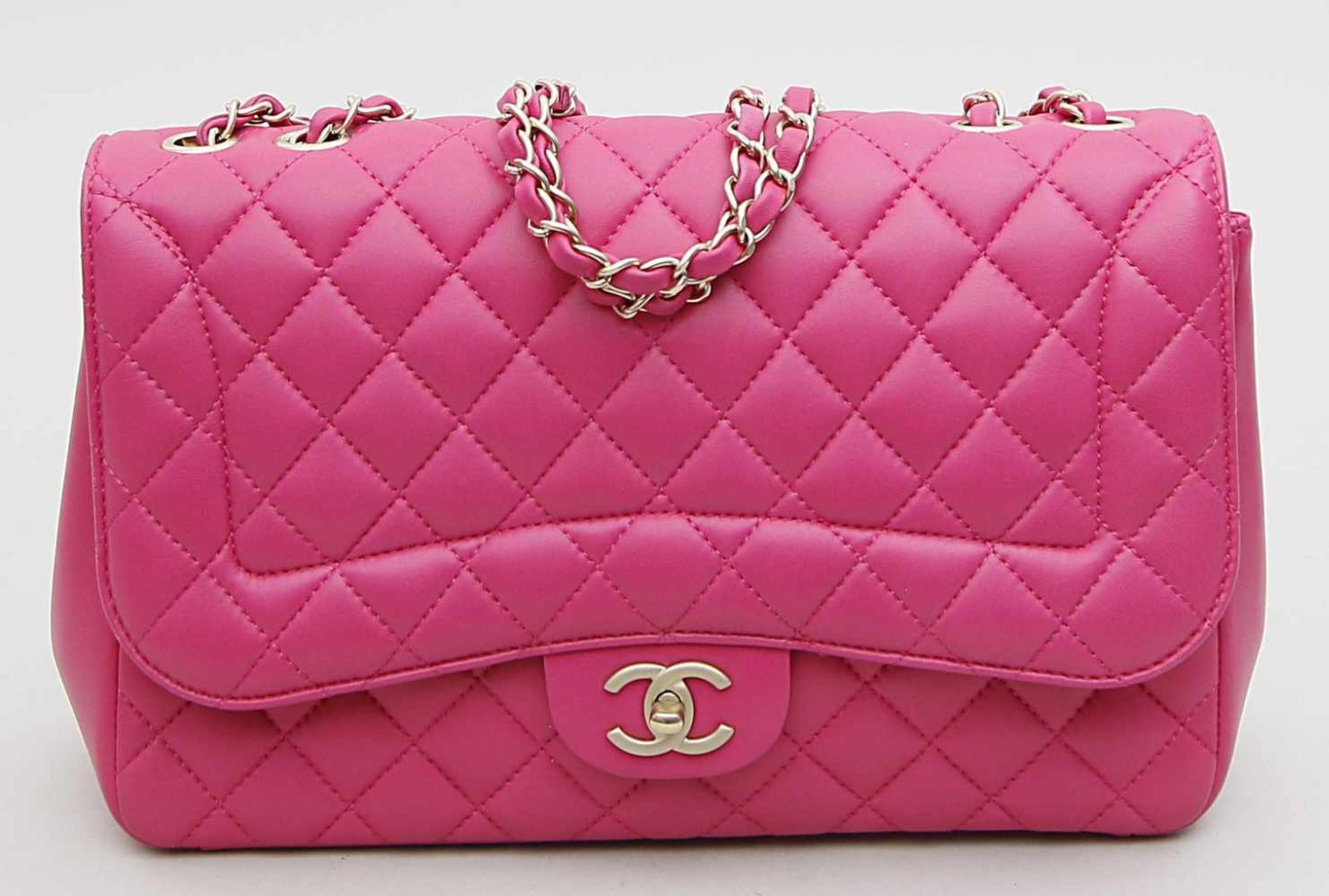 Handtasche, Chanel.Klassische Tasche mit Überschlag aus pinkem Leder. Lederdurchflochtener Riemen.